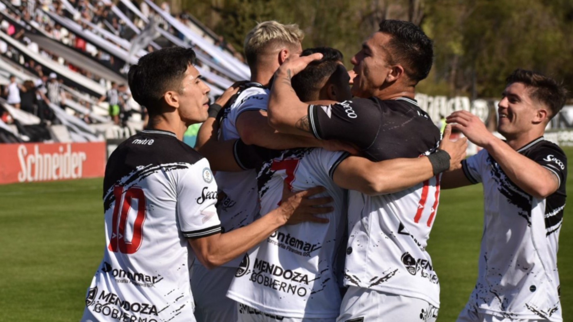 Gimnasia usó la cabeza y cerca del final logró un triunfo clave para acercarse al segundo puesto